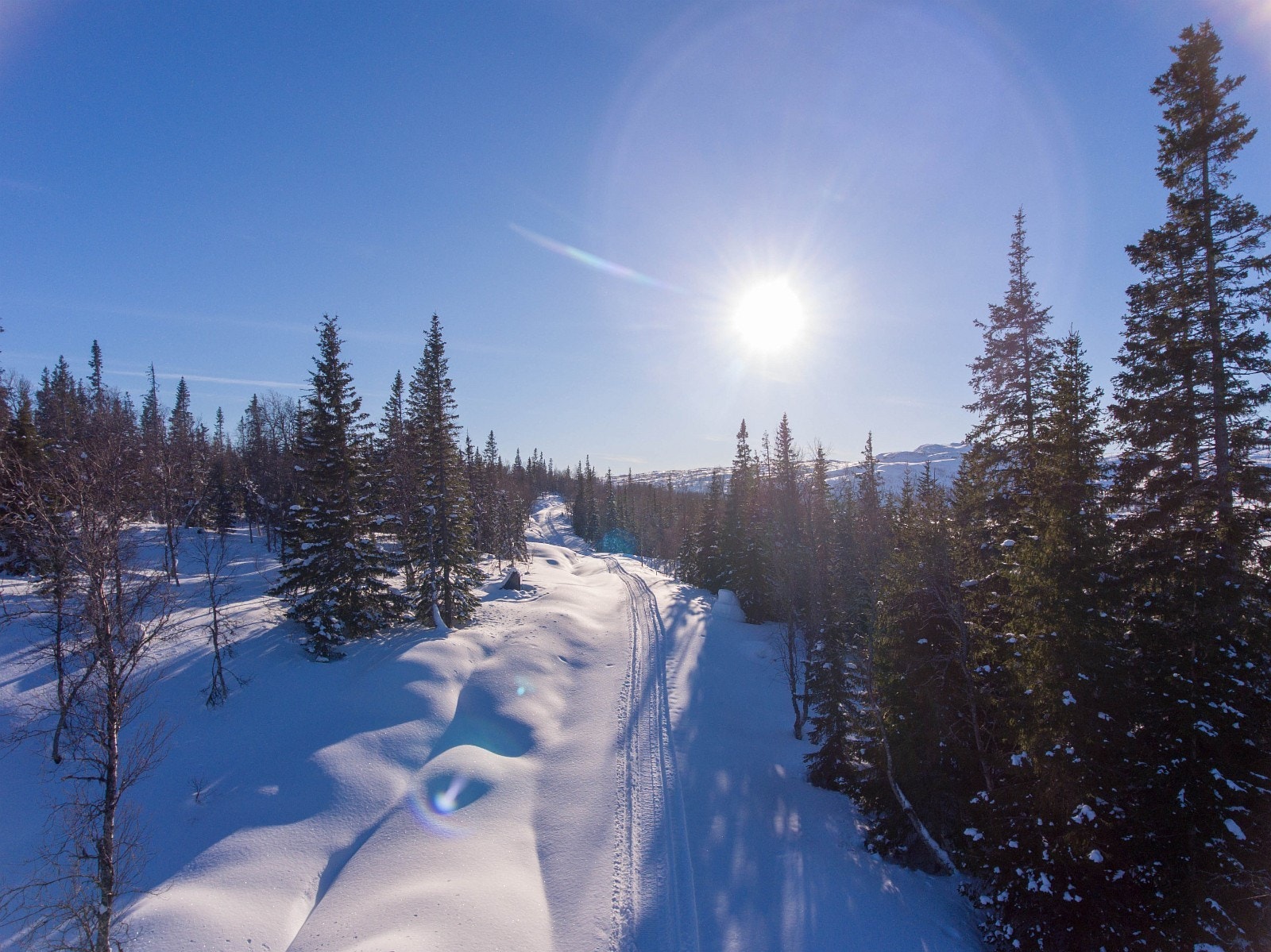 Det er veg inn mot bebygde tomter. Vegen er nå åpen også igjennom vinterhalvåret Galleribilde