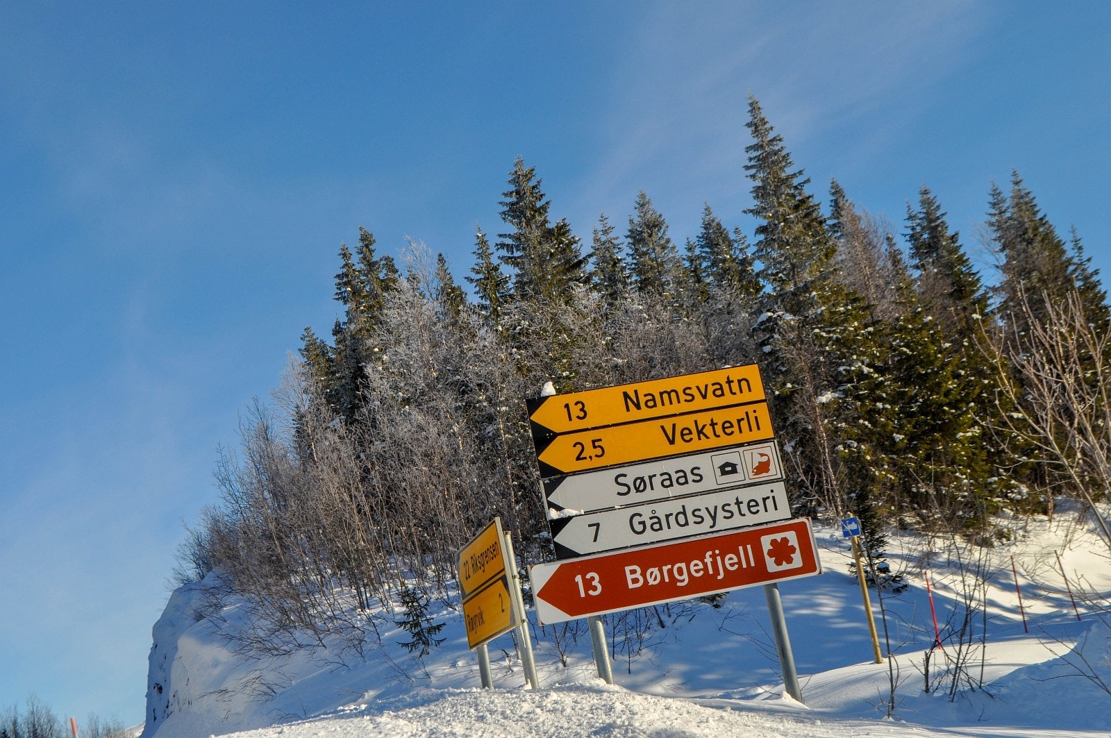 Veihjelp: Fra FV773 ca. 2 km nord på for Røyrvik tar du til venstre mot Namsvatn ved dette skiltet Galleribilde