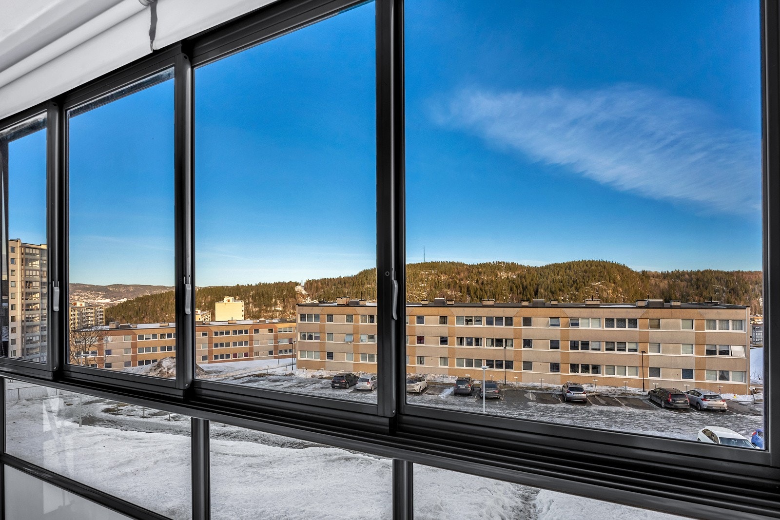 På balkongen kan man slappe av, kose seg med god mat og være med venner og familie. Utsikten er også god, mot bebyggelse og grønnkledde åskammer. Galleribilde
