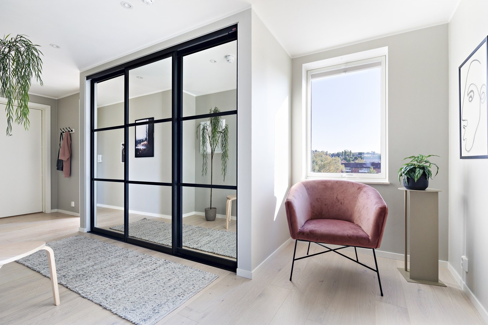 Når du kommer inn i boligen blir du møtt av en lekker og romslig entré med en stor, ekstra dyp skyvedørsgarderobe med god plass til oppbevaring. Galleribilde