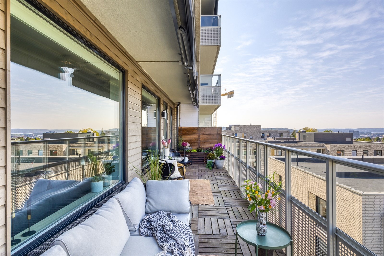 Det er også plassbygget plantekasse og skillevegg i den ene enden. Galleribilde