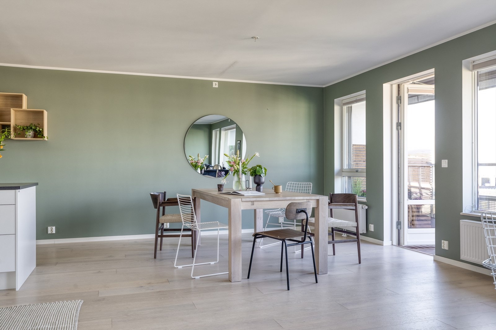Det er plass til et stort langbord hvor du kan invitere venner og familie på middagsselskaper. Galleribilde
