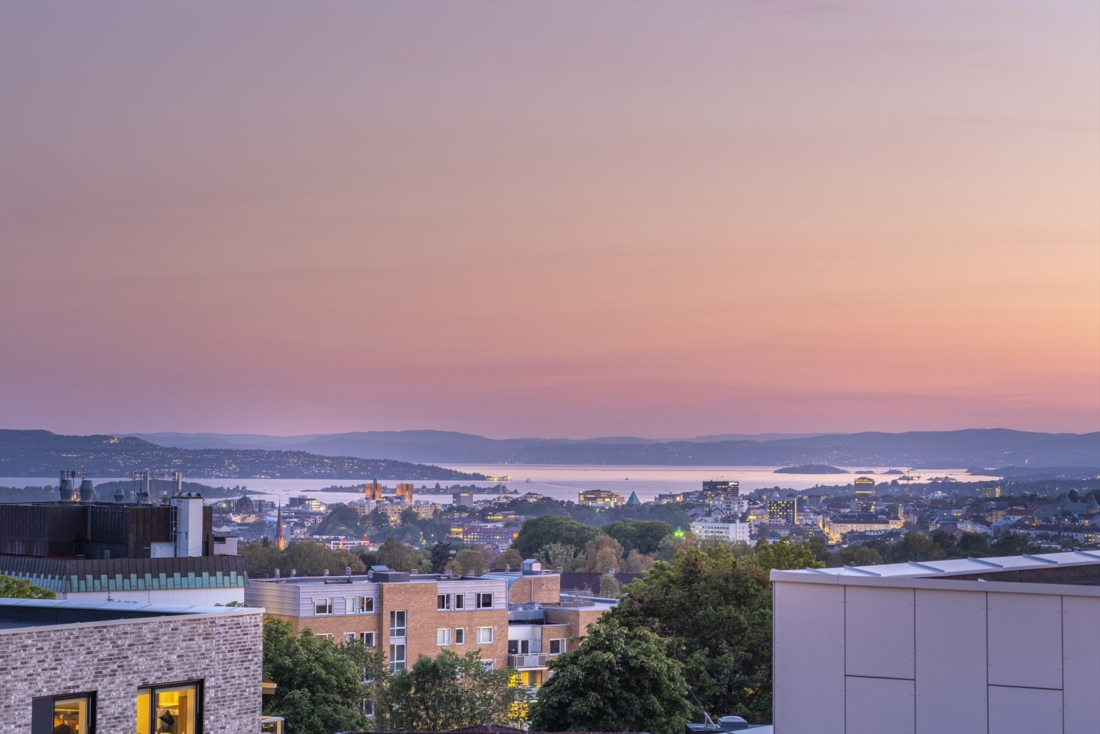Her får du sol fra ca. 12 morgen til sent på kveld, samt en fantastisk utsikt mot Oslofjorden, Tryvannstårnet og resten av Oslo by. Galleribilde