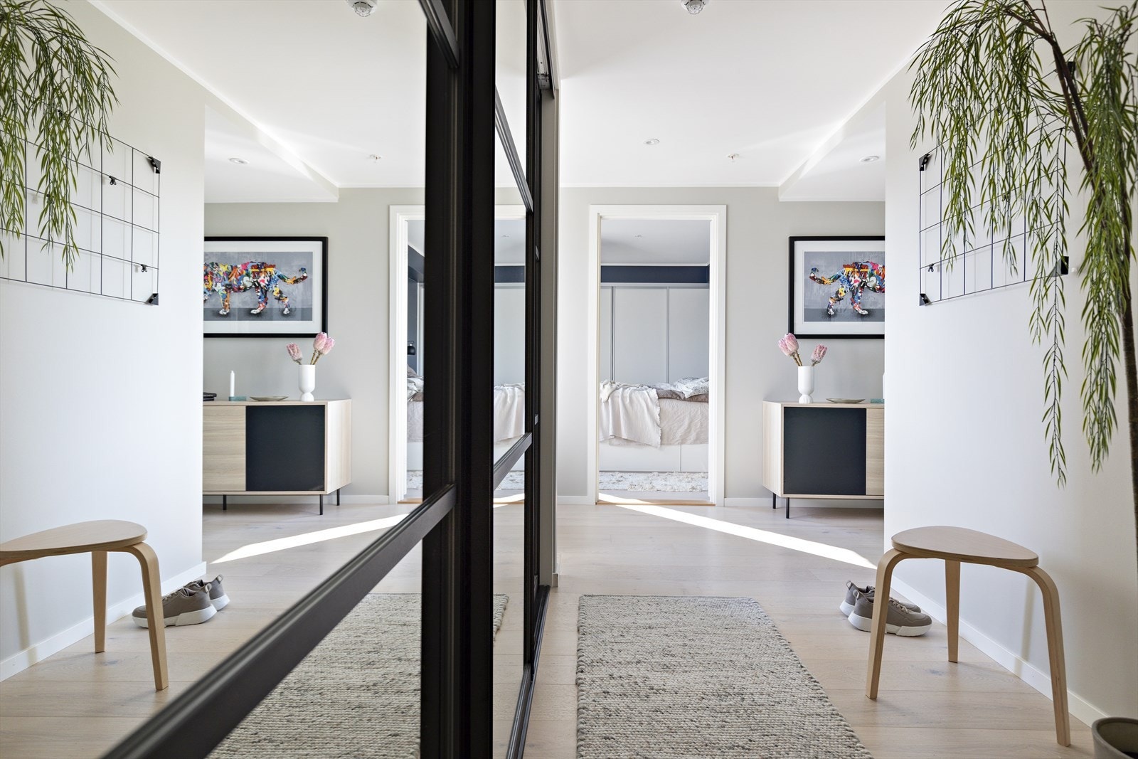 Det er god plass til kommode, benk hvor man kan ta av seg skoene, og annen innredning etter ønske og behov. Galleribilde