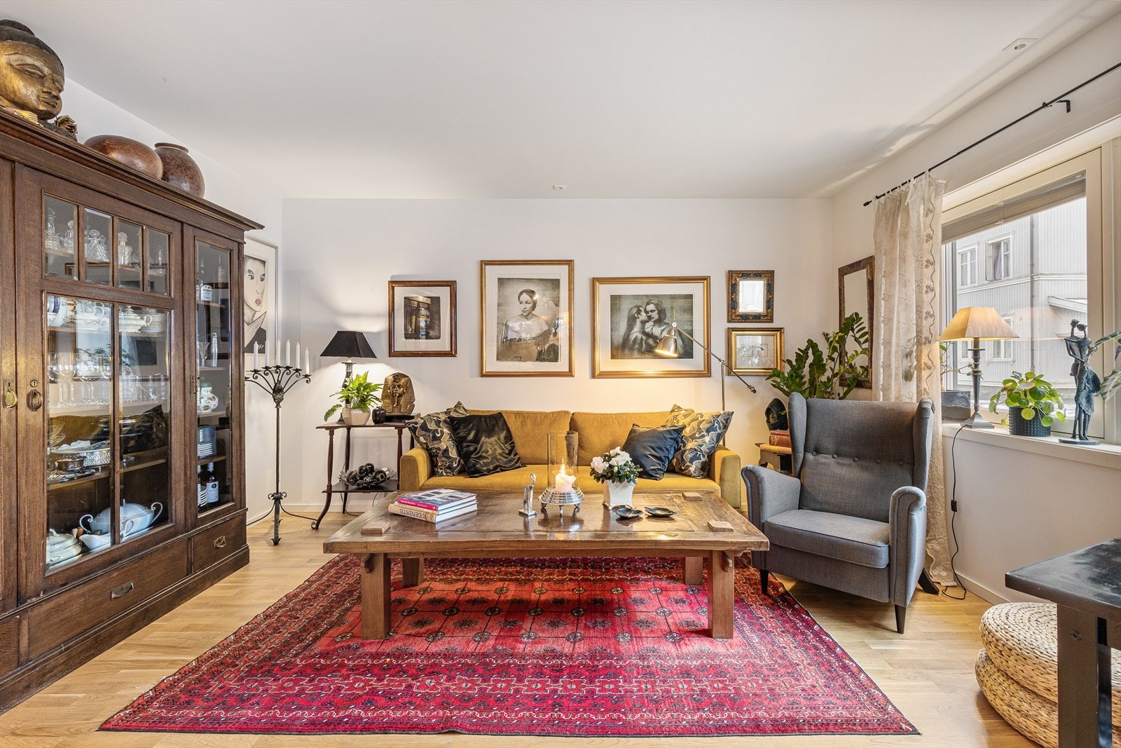 Lys og pen stue med parkett, malte veggflater og utg. til terrassen. Galleribilde