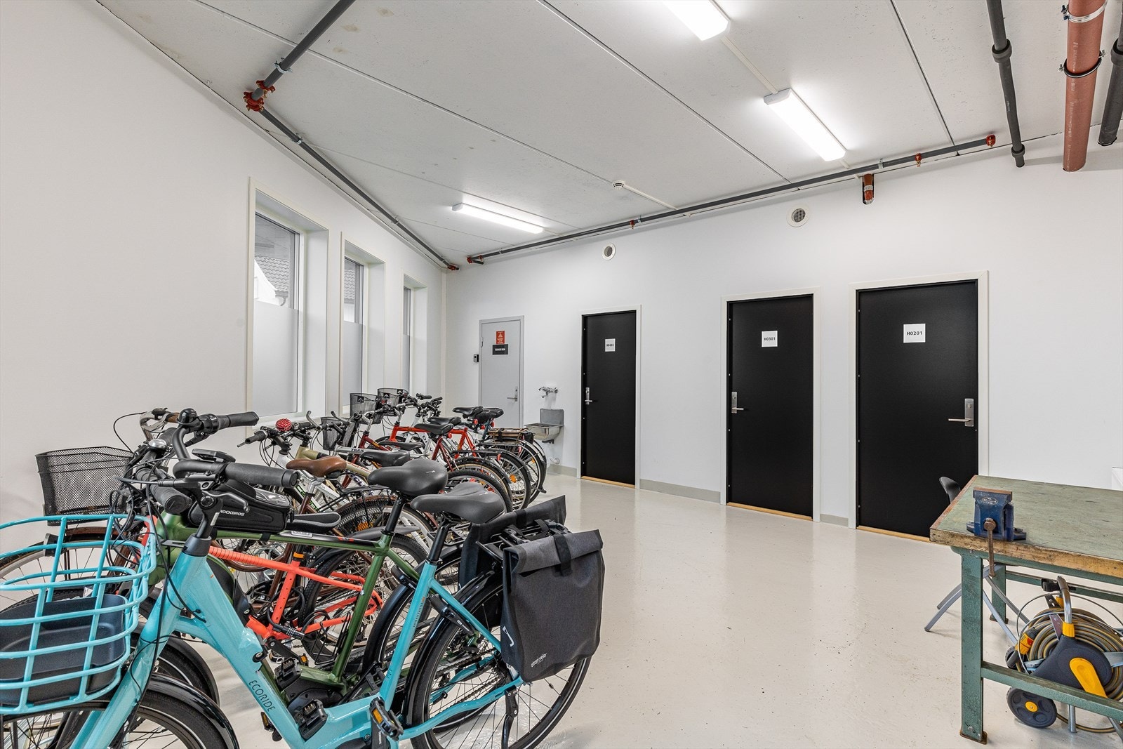 Ypperlig fellesrom for sykler og en liten arbeidsbenk i første etasje - lettvint og trygt. Galleribilde