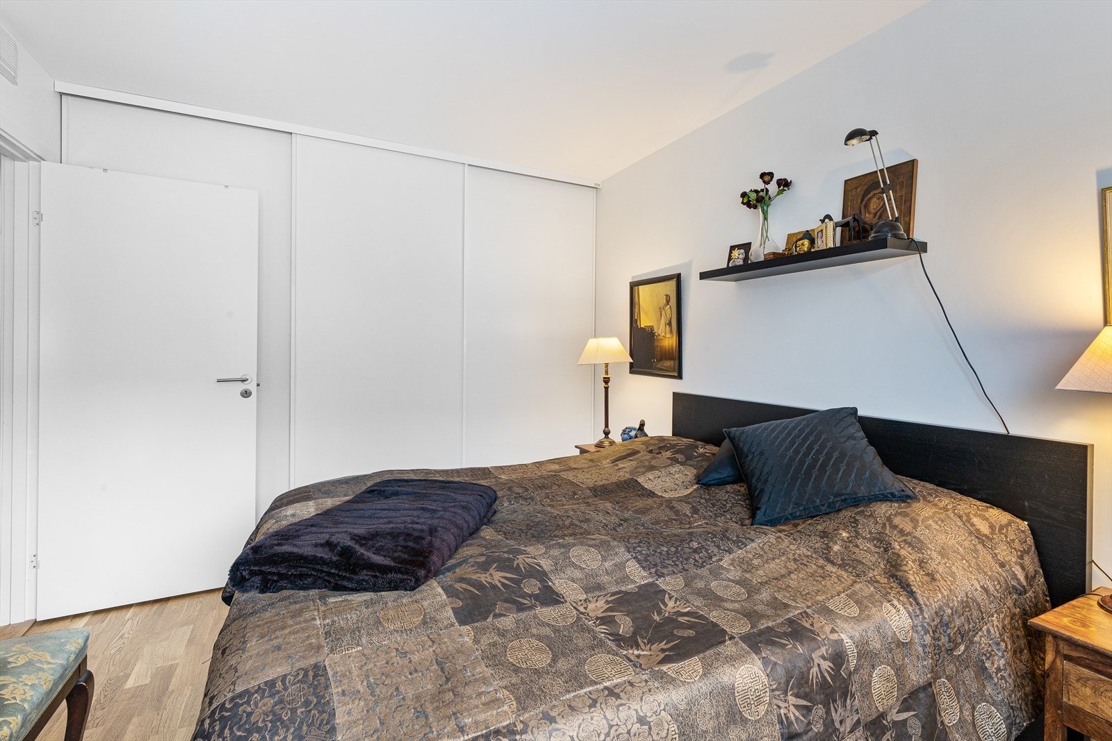 Soverom m/skyvedørsgarderobe. Galleribilde