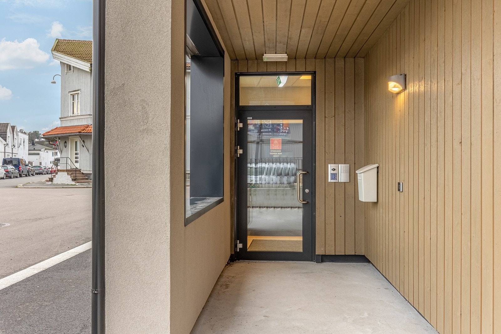 Overbygget inngangsparti med callinganlegg Galleribilde