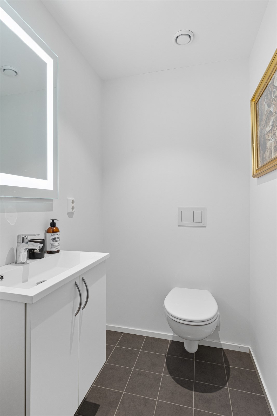 Eget toalettrom m/flislagt gulv, innredning m/servant og vegghengt wc. Galleribilde