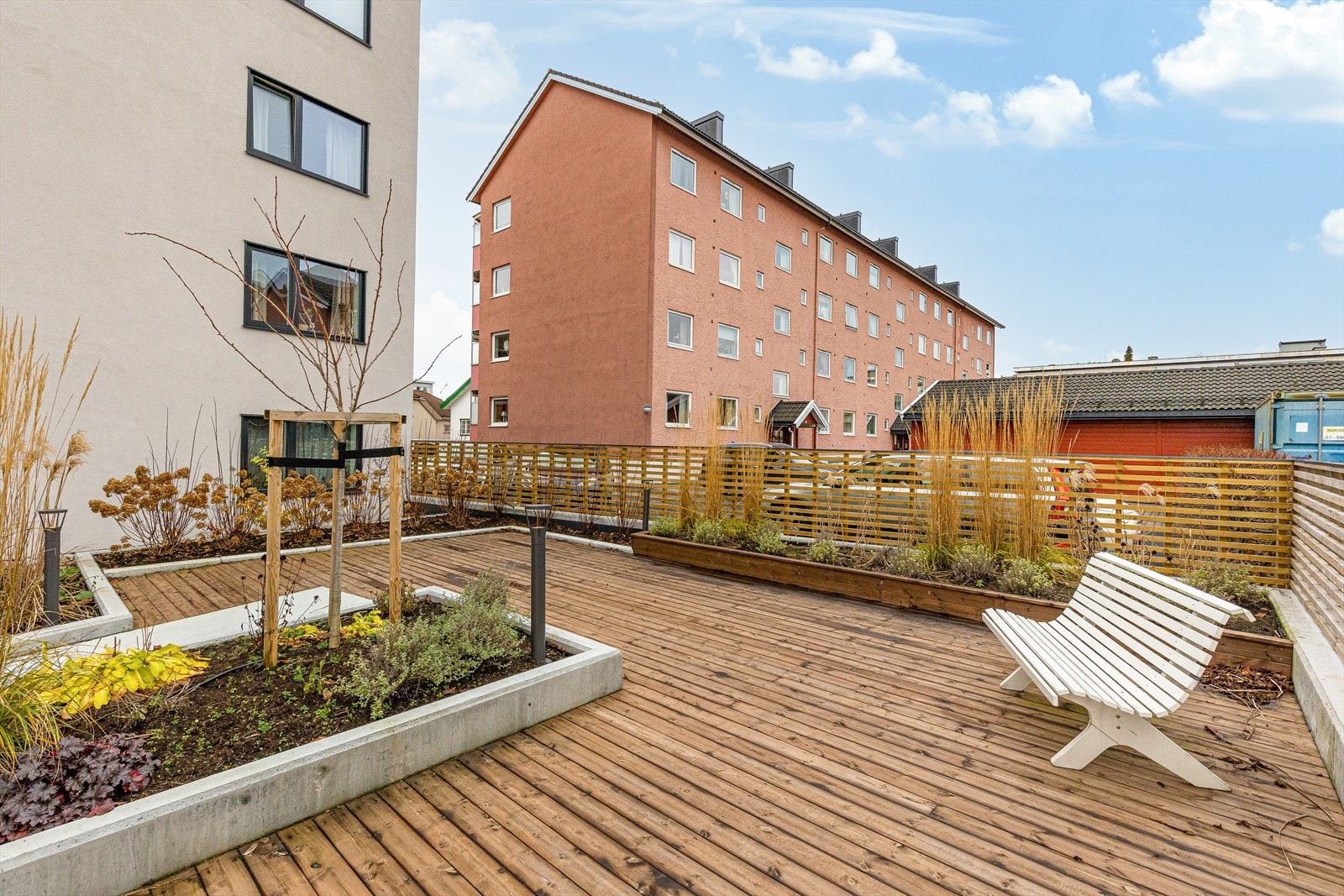 Hyggelig felles uteplass for beboerne i Florsgate 1C - pent opparbeidet og beplantet. Galleribilde