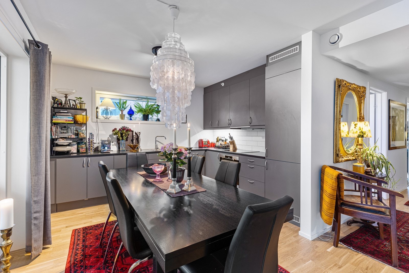 Moderne kjøkken m/integrerte hvitevarer. Galleribilde