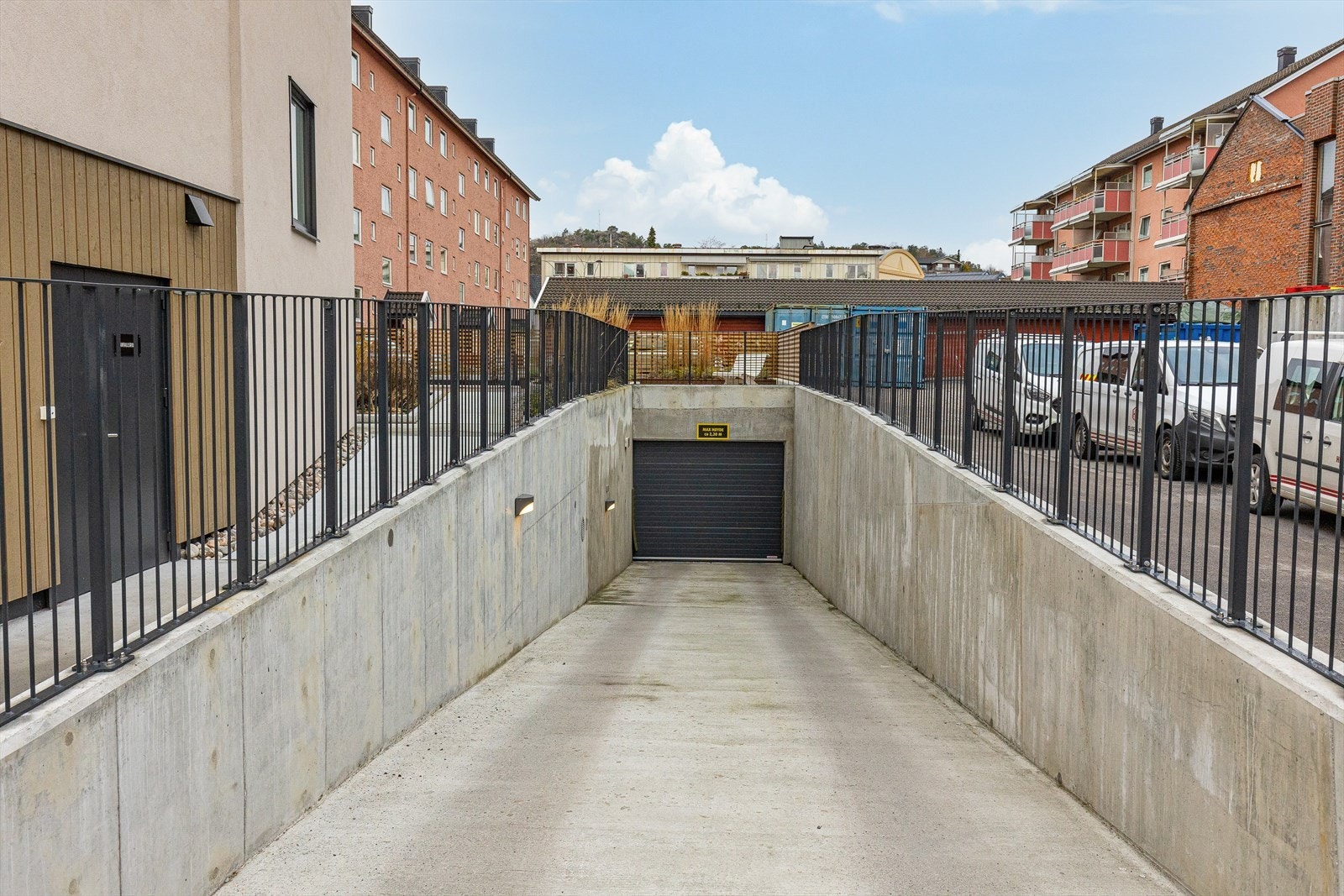 Nedkjøringen til parkeringsanlegget. Her er det lagt varme i nedkjøringen for å unngå is og snø. Galleribilde