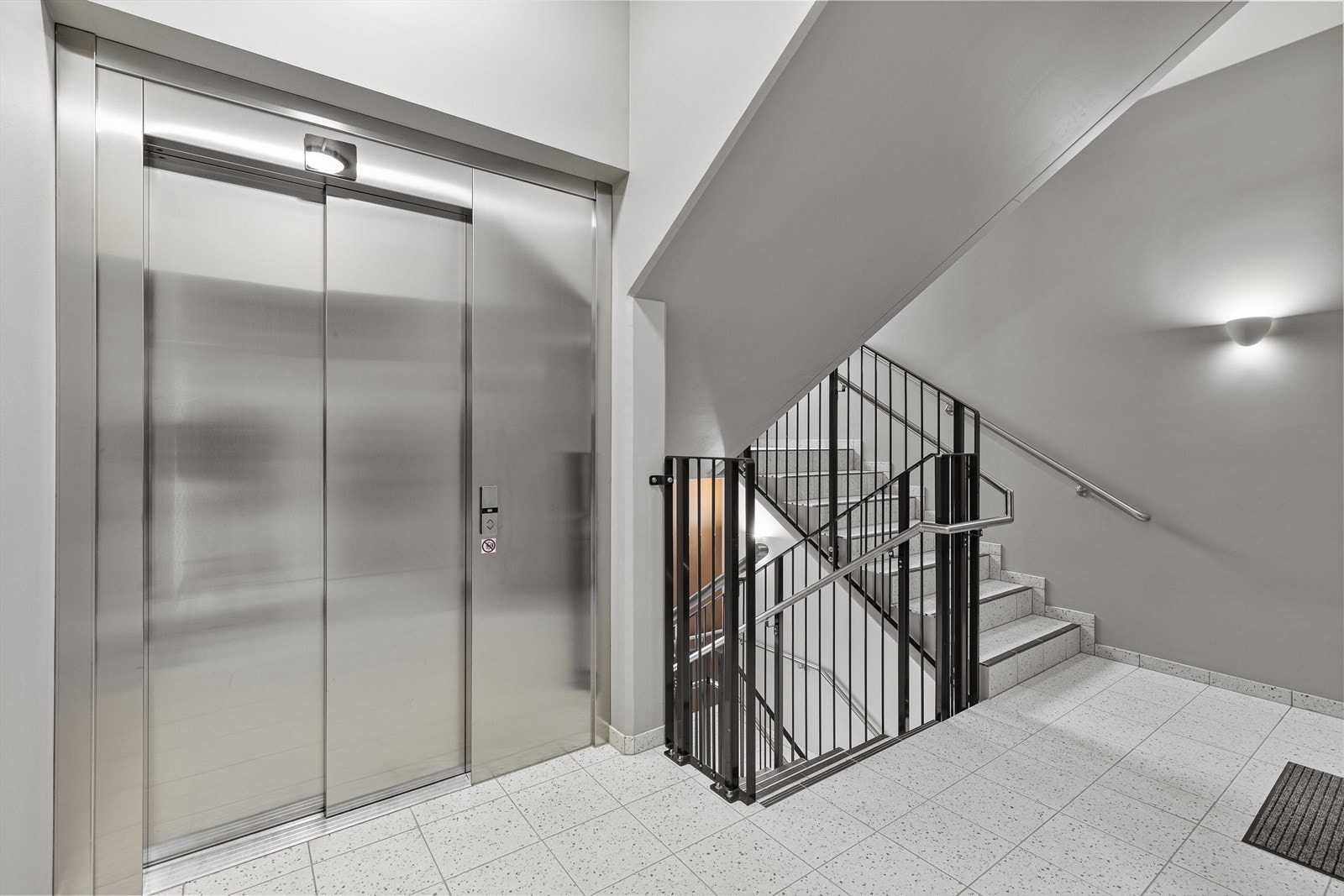 Heis i bygget - ta den gjerne ned til p-plassen og boden i kjelleren. Galleribilde