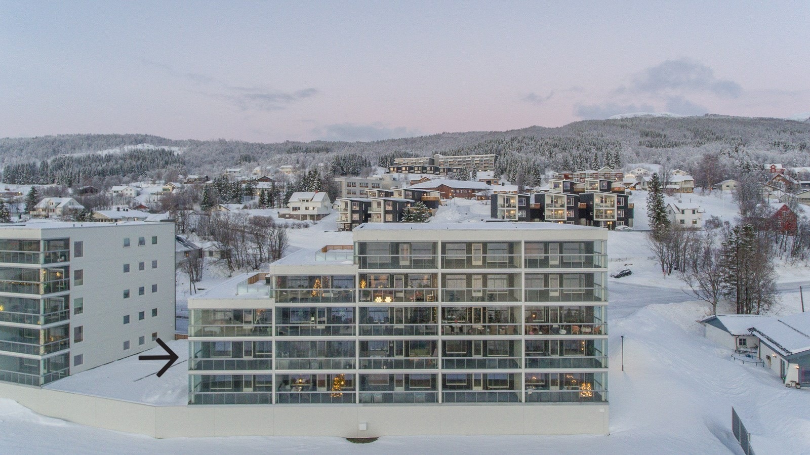 Leiligheten ligger på hjørnet i andre etasje. Galleribilde
