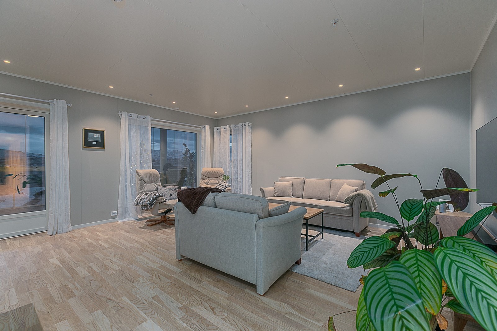 Påkostet og innbydende leilighet med panoramautsikt - garasje, heis og innglasset veranda. Galleribilde