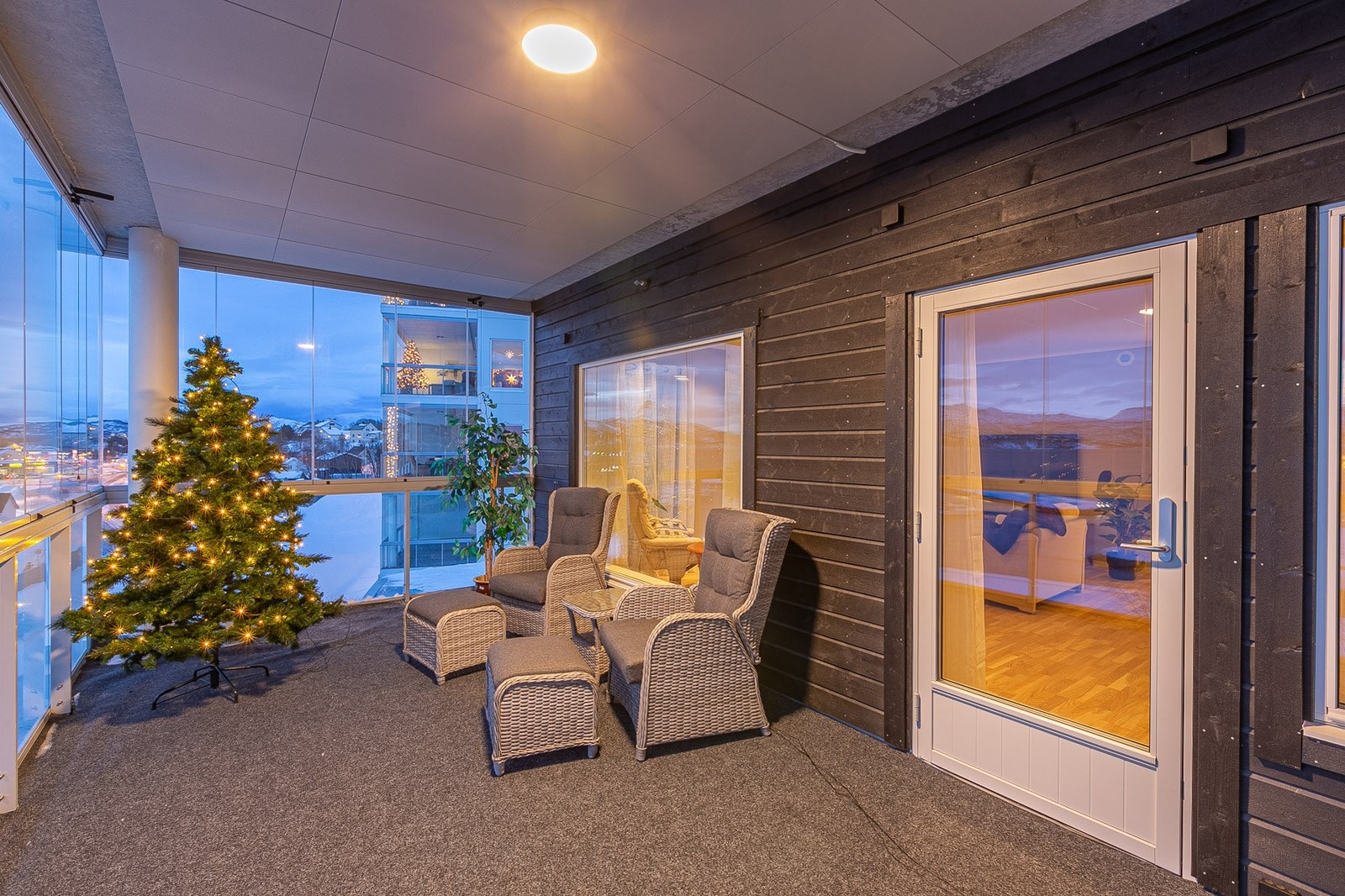 Verandaen kan brukes som en forlengelse av stuen på fine sommerdager. Galleribilde