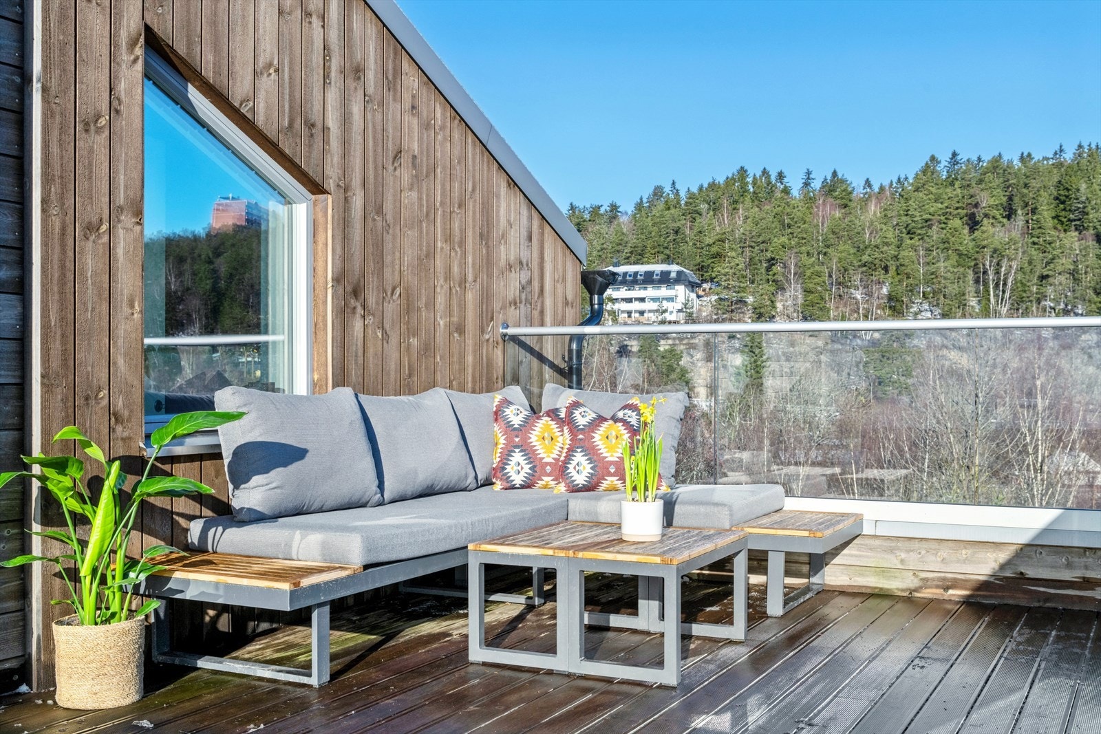God plass til sofa- og spisegruppe. Galleribilde