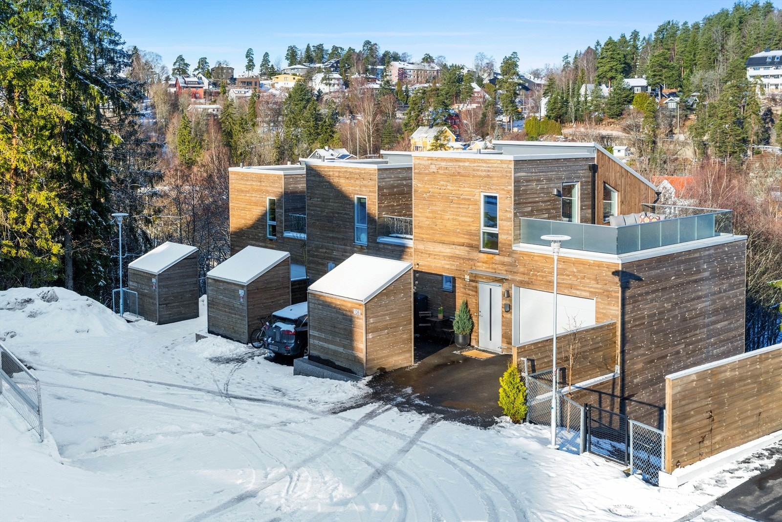 Moderne arkitektur som glir inn i omgivelsene. Galleribilde
