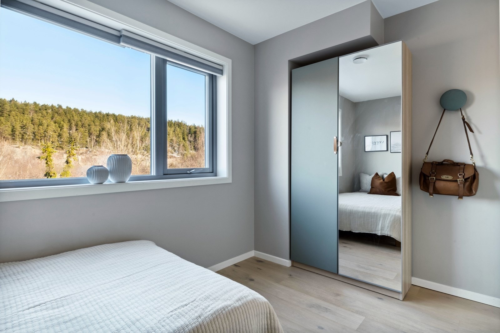 Det er flere gode innredningsalternativer. Både plass til garderobe, skrivebord og dobbeltseng. Galleribilde