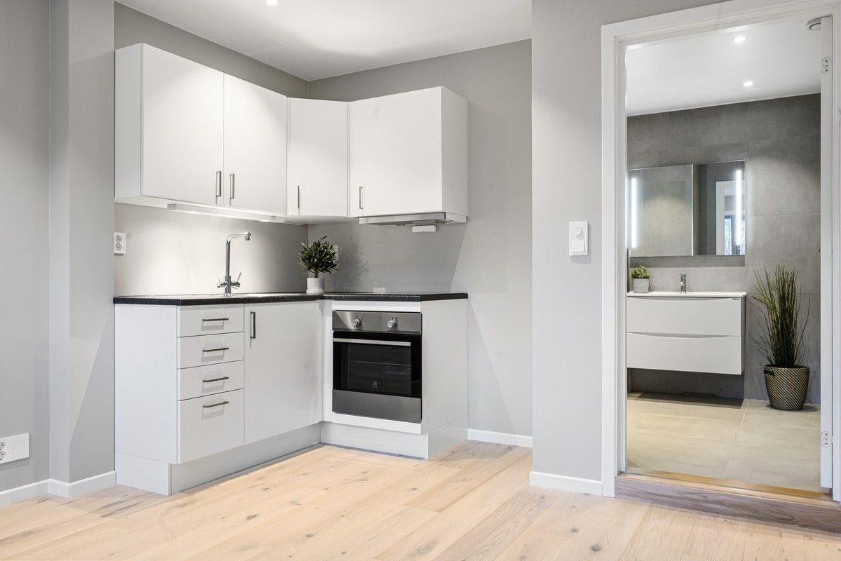 Hybelkjøkken med integrert komfyr og platetopp. Ventilasjon med kullfilter. Bilde tatt 2020. Galleribilde