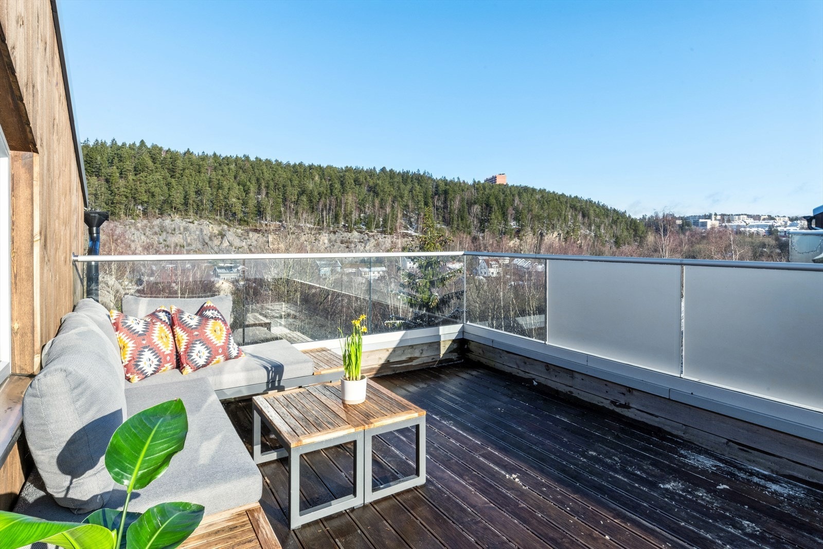 Fra takterrassefår du hyggelig utsikt over nærområdet. Galleribilde