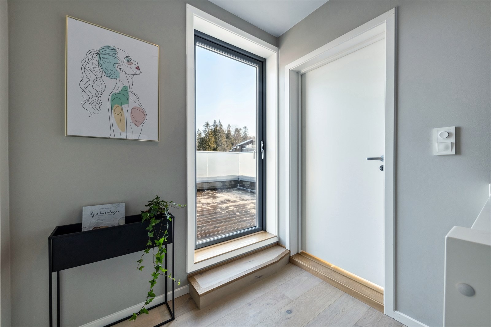 Trappegangen lyses opp av terrassedøren. Praktisk med kort avstand for å tørke klær. Galleribilde
