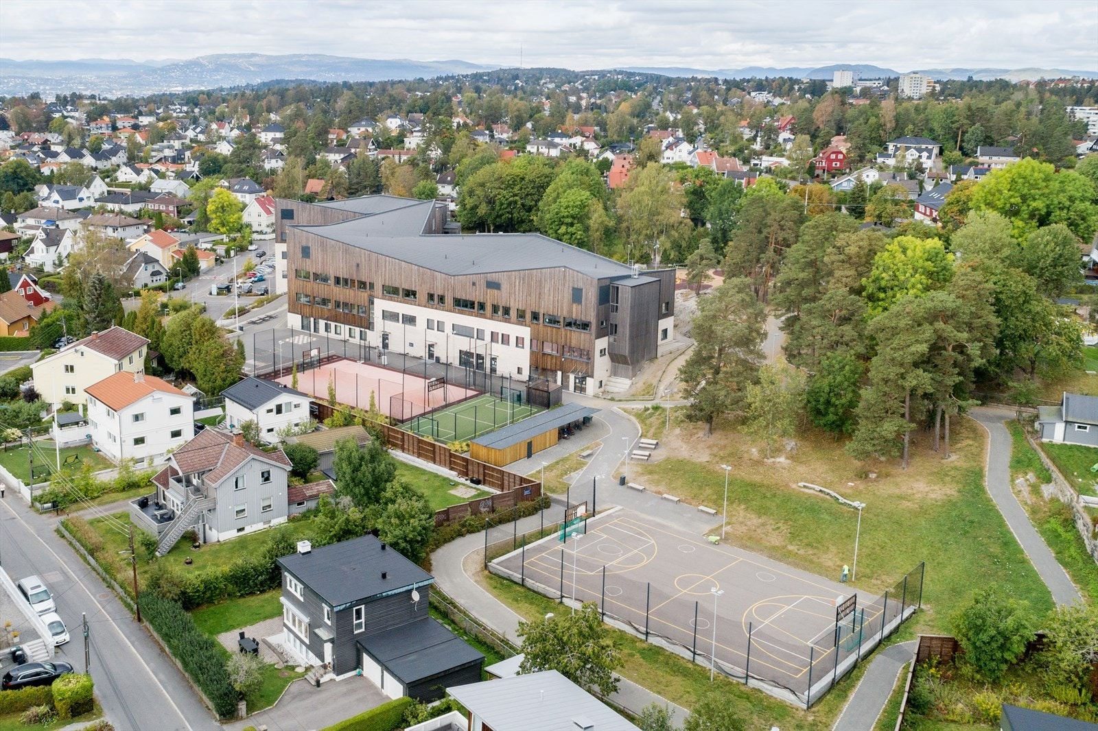 Sogner til Munkerud barneskole. ca. 1,5 km. i gangavstand. Galleribilde