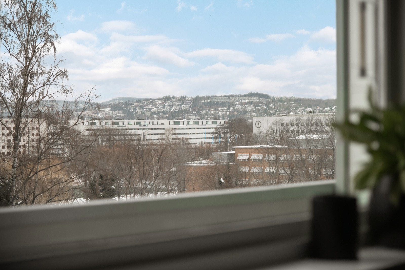 Beliggenheten i byggets 5. etasje med stor vindusflate mot sydvest sørger for rikelig med naturlig lys. Det er også fine brede vinduskarmer for planter og dekor. Galleribilde