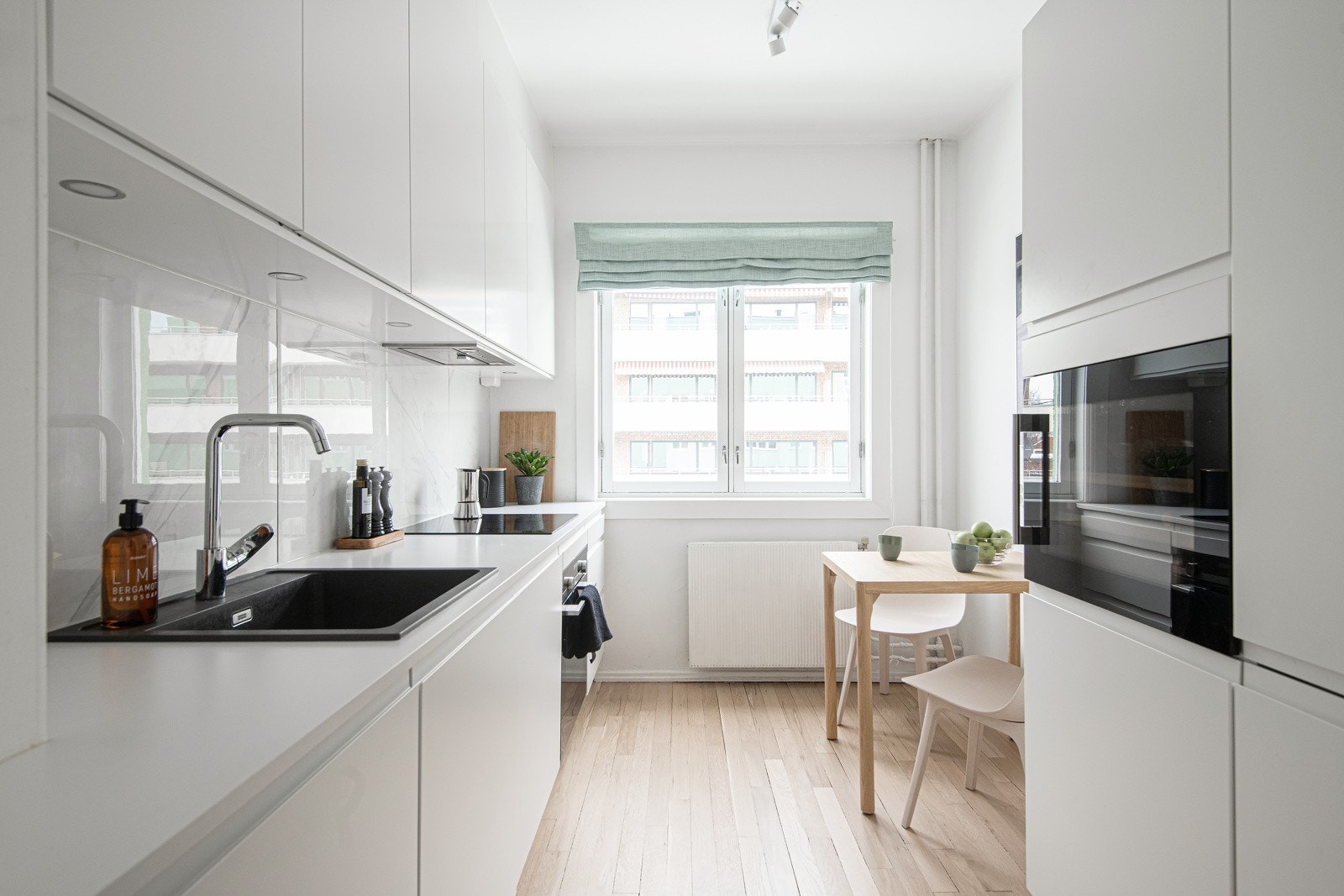 Leiligheten har et lyst og hyggelig separat kjøkken med plass til et frokostbord. Kjøkkenet har eikeparkett på gulv (slipt og lakkert i 2021) og lysmalte overflater. Galleribilde