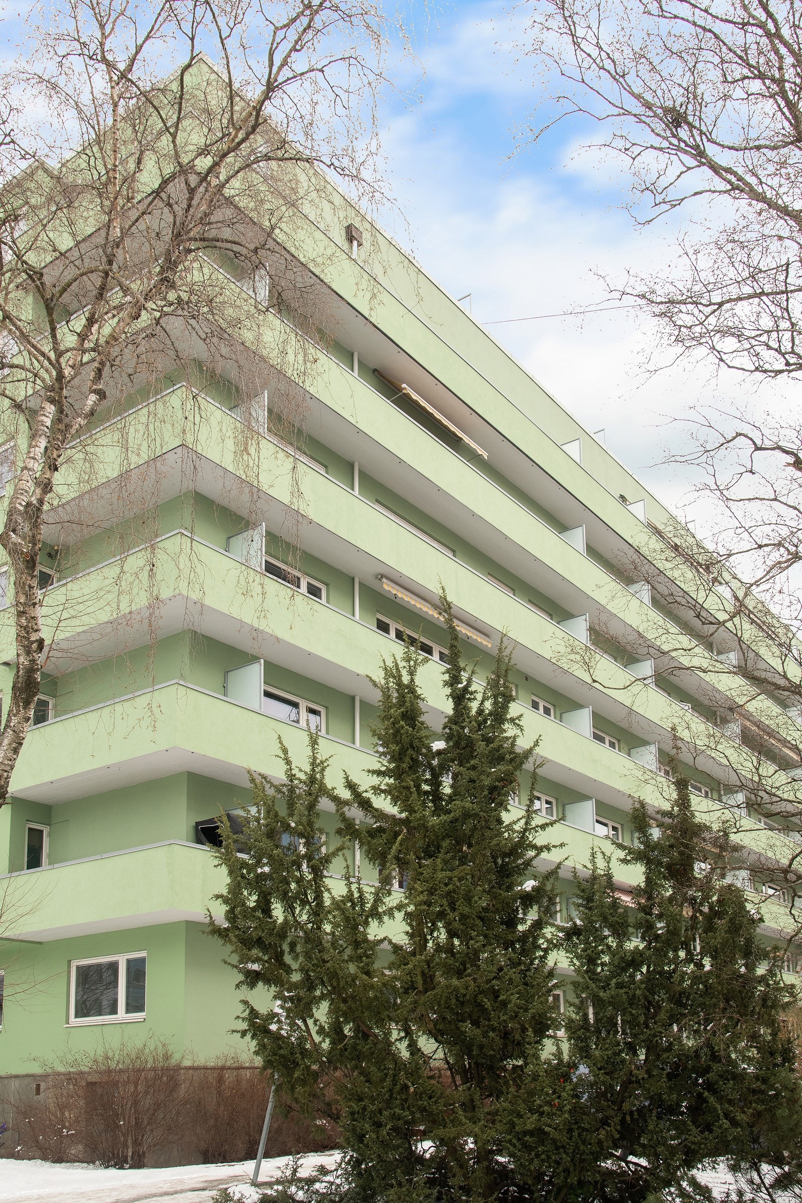 Leiligheten ligger i et populært og meget sentralt område på Majorstuen med gangavstand til alle servicetilbud og fasiliteter - et perfekt område for deg som ønsker å leve det urbane og pulserende bylivet. Galleribilde