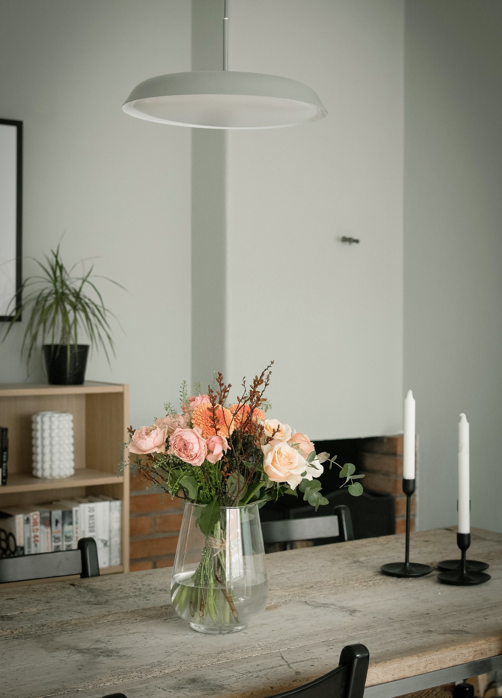 Leiligheten holdes god og lun på vinterstid med fjernvarme til radiatorer. Både fyring, varmtvann og kabel-TV er inkludert i felleskostnadene. Galleribilde