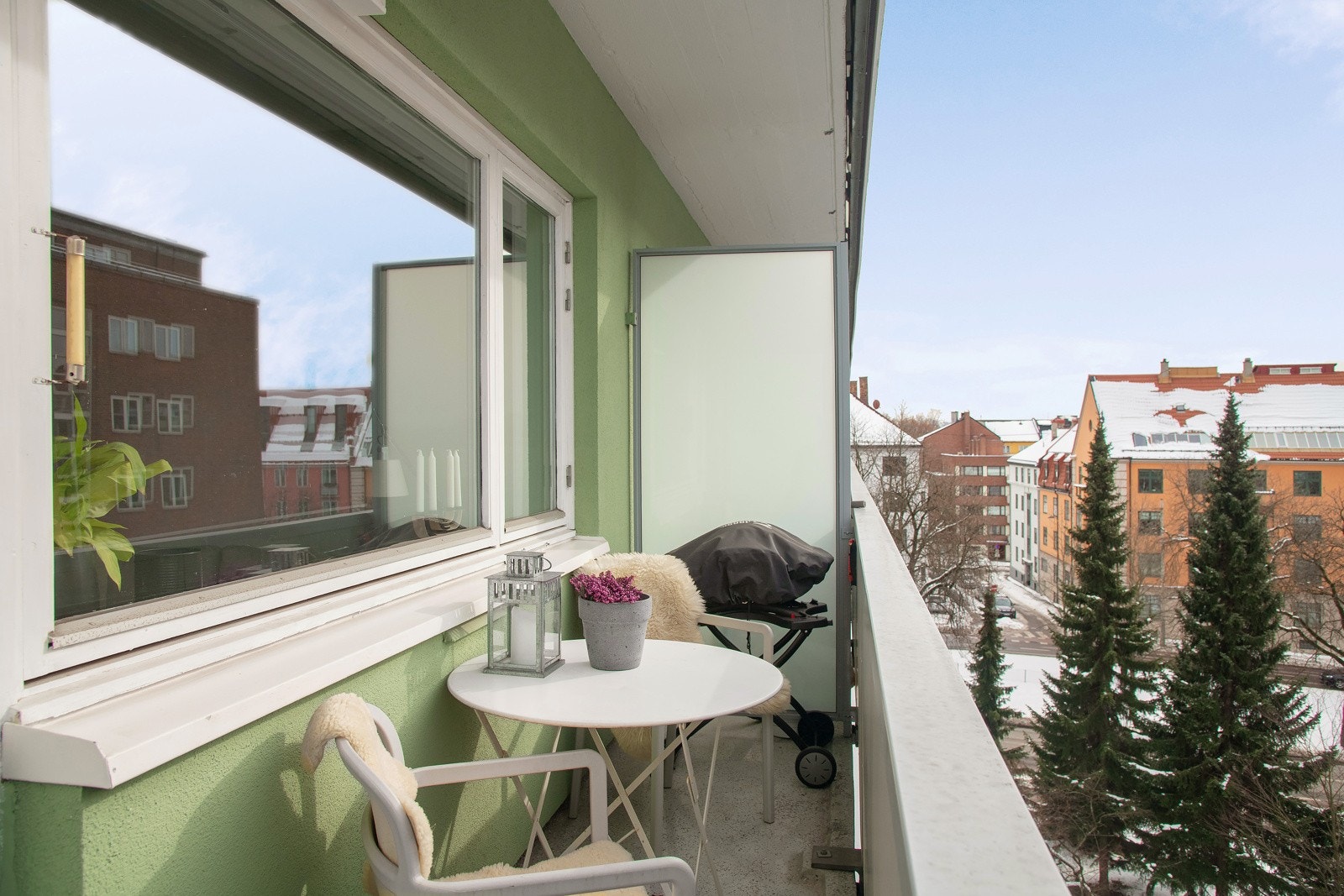 Beliggenheten i høyden og mot sydvest sørger for gode solforhold. I følge selger har balkongen sol fra ca. 10.00 til den går ned i 22.00-tiden i sommerhalvåret. Galleribilde