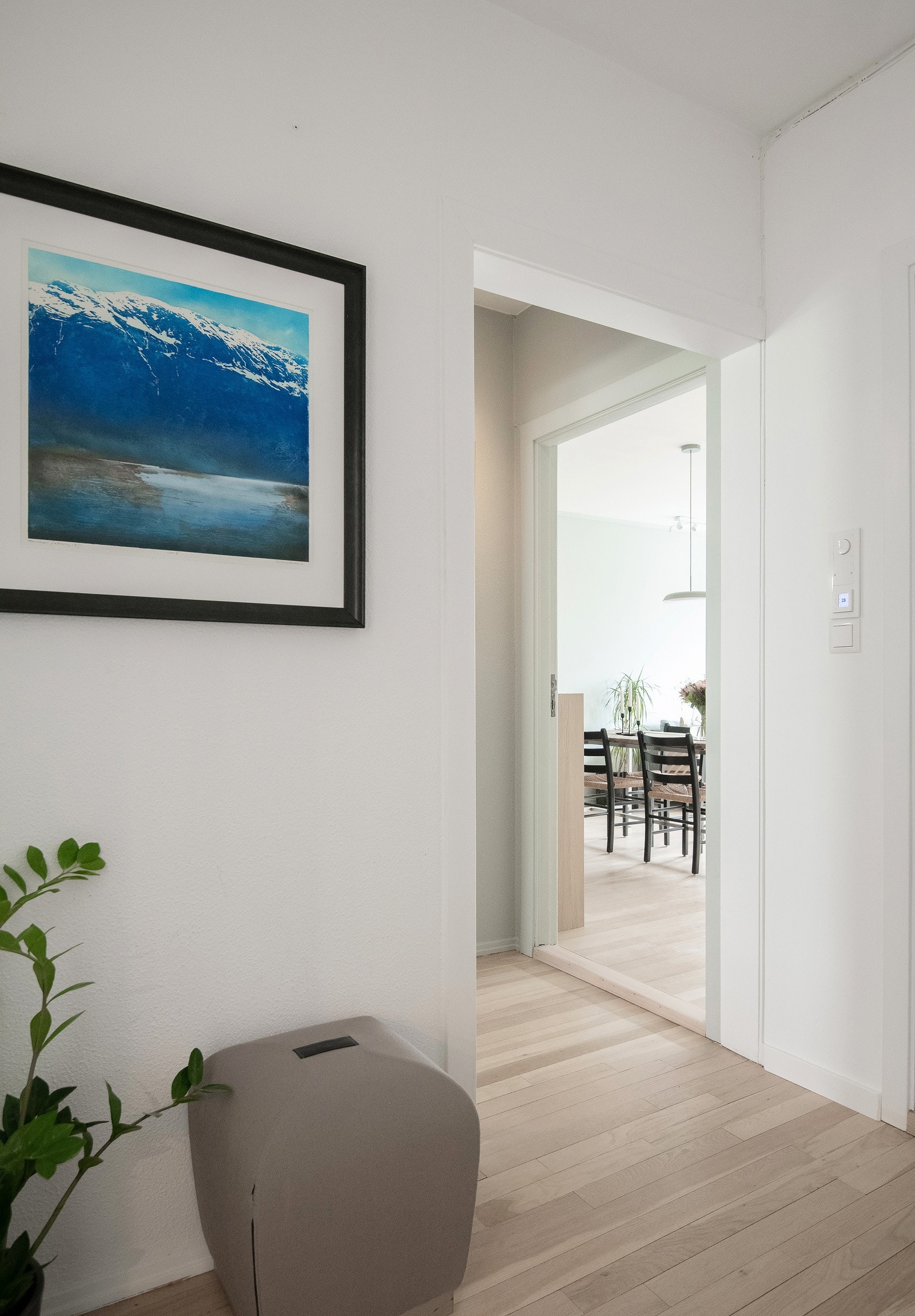 Du tar deg opp til leiligheten i byggets 5. etasje via felles trapperom med heis. Videre ønskes du velkommen inn i en lys, innbydende og praktisk entré. Galleribilde