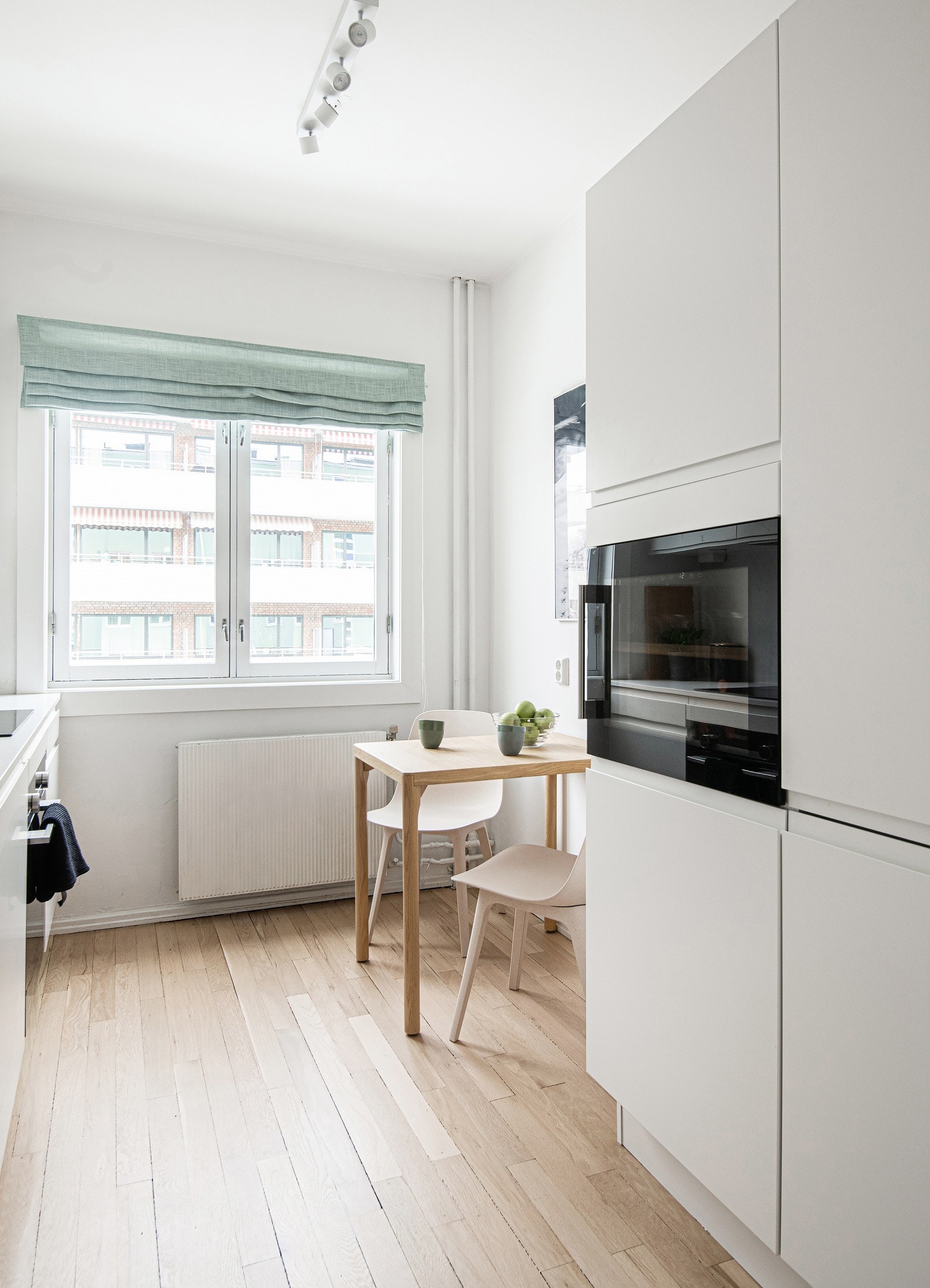 Det er også montert komfyrvakt ved platetoppen og automatisk lekkasjevarsler i benkeskap. Galleribilde