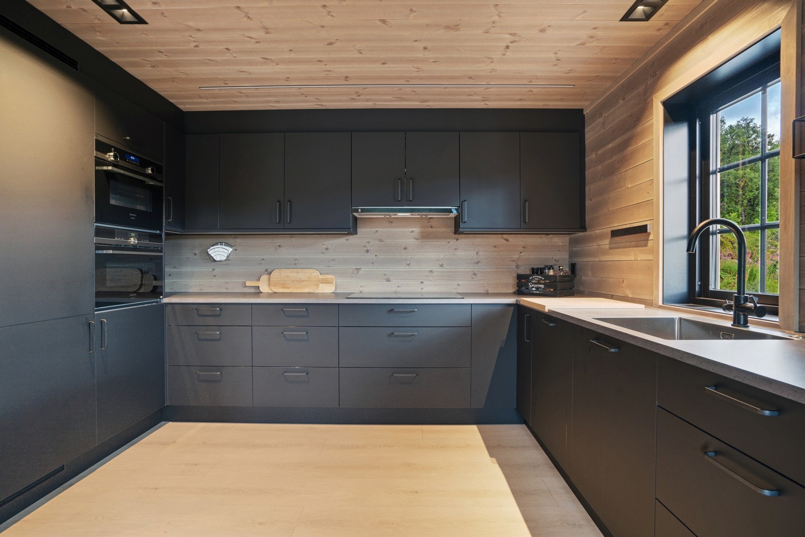 Svært delikat kjøkken fra Knapphus-kjøkken, oppgradert med 2 stekeovner, 90 koketopp og ekstra stor vask. Galleribilde