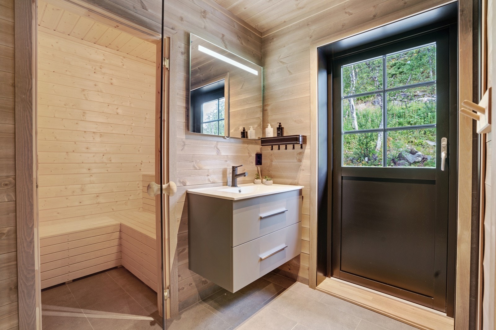 Det er montert ledlysstripe i tak på bader. Det er også gulvvarme på alle våtrom. Galleribilde