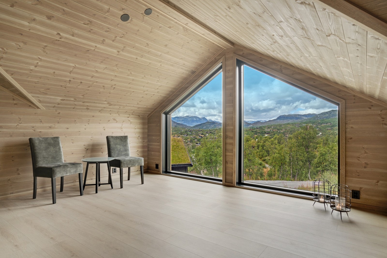 Loftstue med nydelig utsikt mot Eivindbuvatn. Spesialvinduer med varmeavisning/solskjerming. Galleribilde