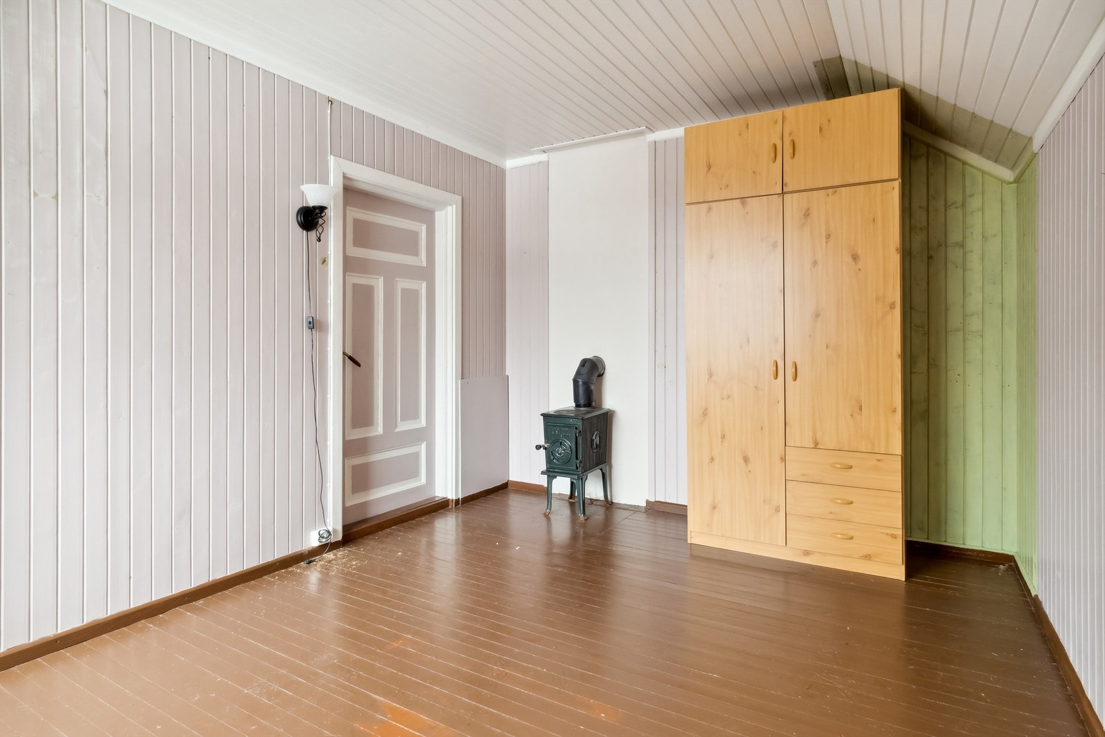 2. etasje: Soverom 2 med vedovn Galleribilde