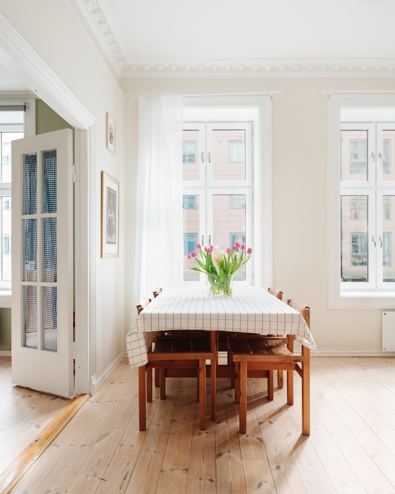 Store krysspostvinduer med dype karmer Galleribilde