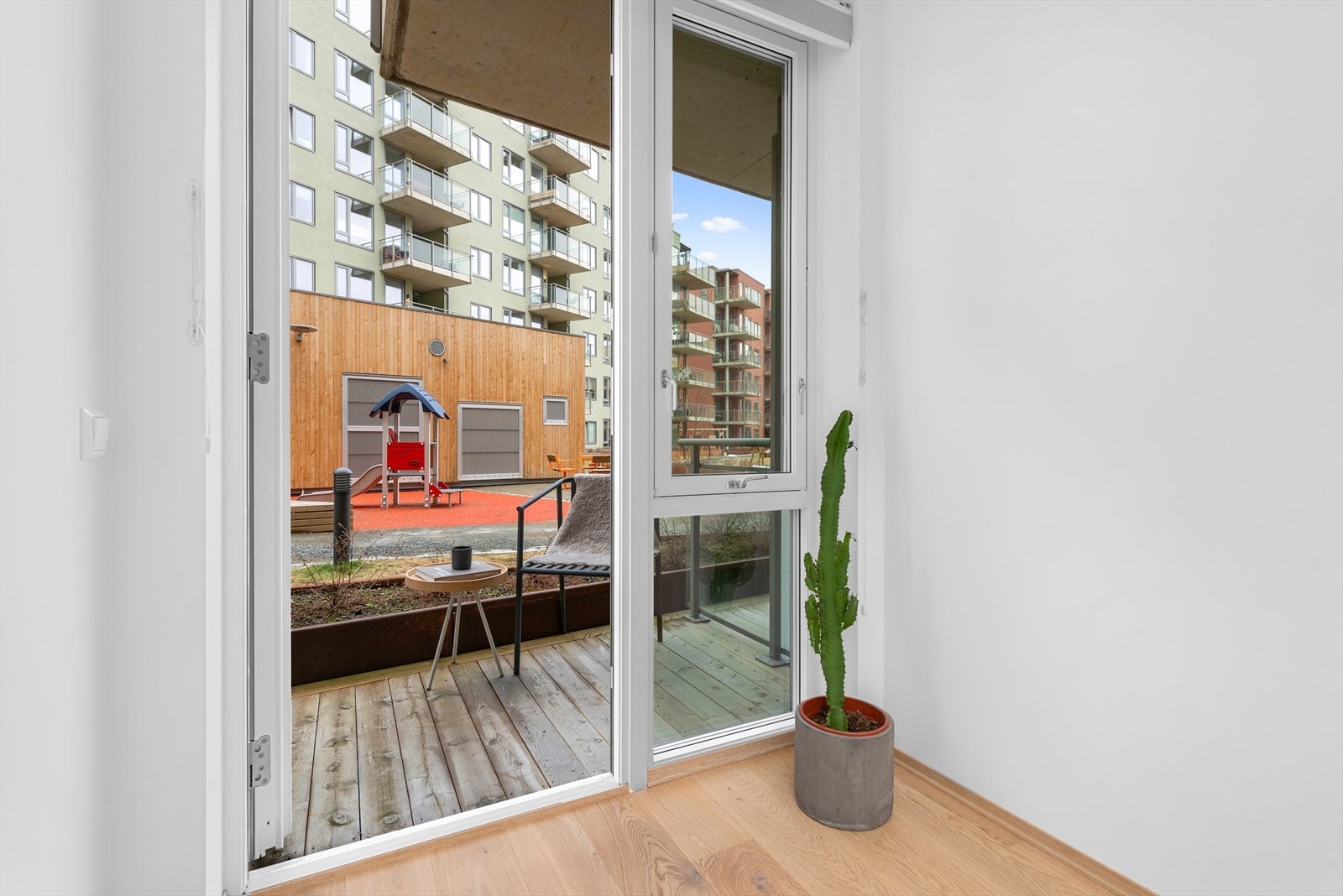 Fra soverommet er det det en ekstra terrasse som er vendt inn mot sameiets parkareal. Her får du et lunt og behagelig uteområde vent mot sørøst Galleribilde