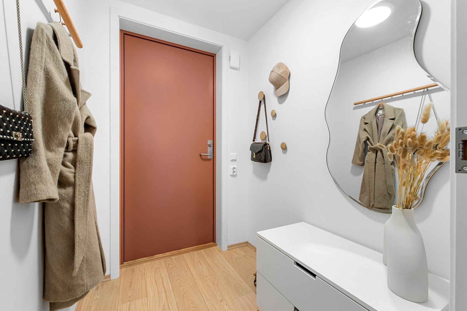 Entré med god plass til oppbevaring av sko- og yttertøy Galleribilde