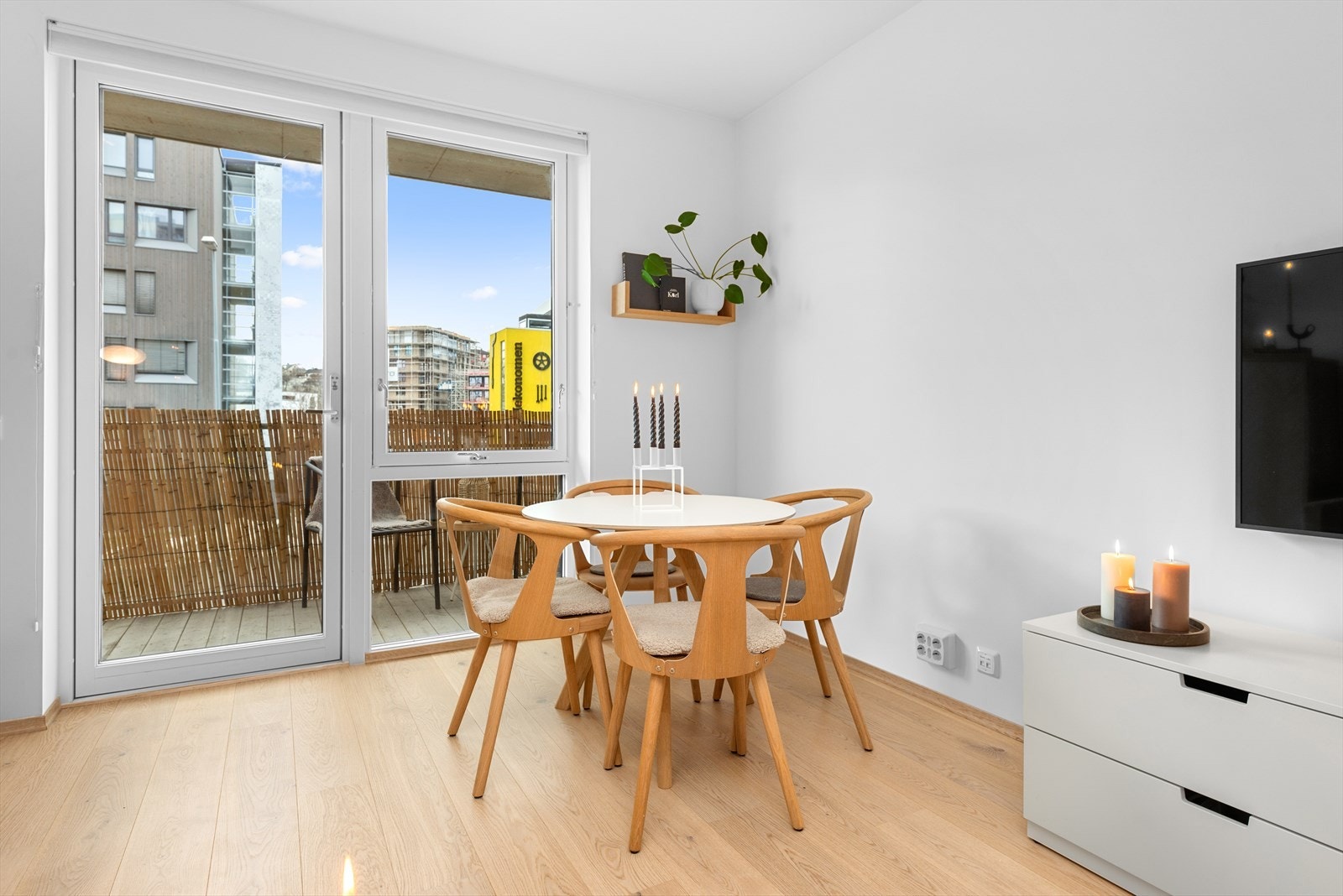 Her har du direkte adkomst til balkongen som er på 5,2m². Leiligheten ligger i en høy 1. etasje, 2 etasjer fra gateplan Galleribilde