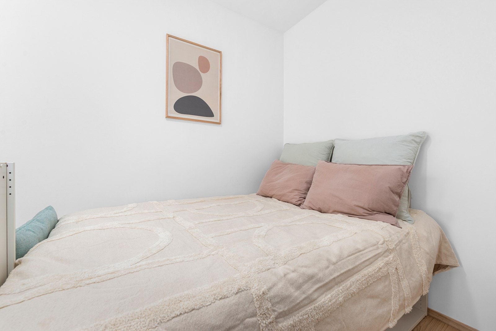 Romslig soverom på 7,6m² med god plass til garderobeinnredning, dobbeltseng og nattbord Galleribilde