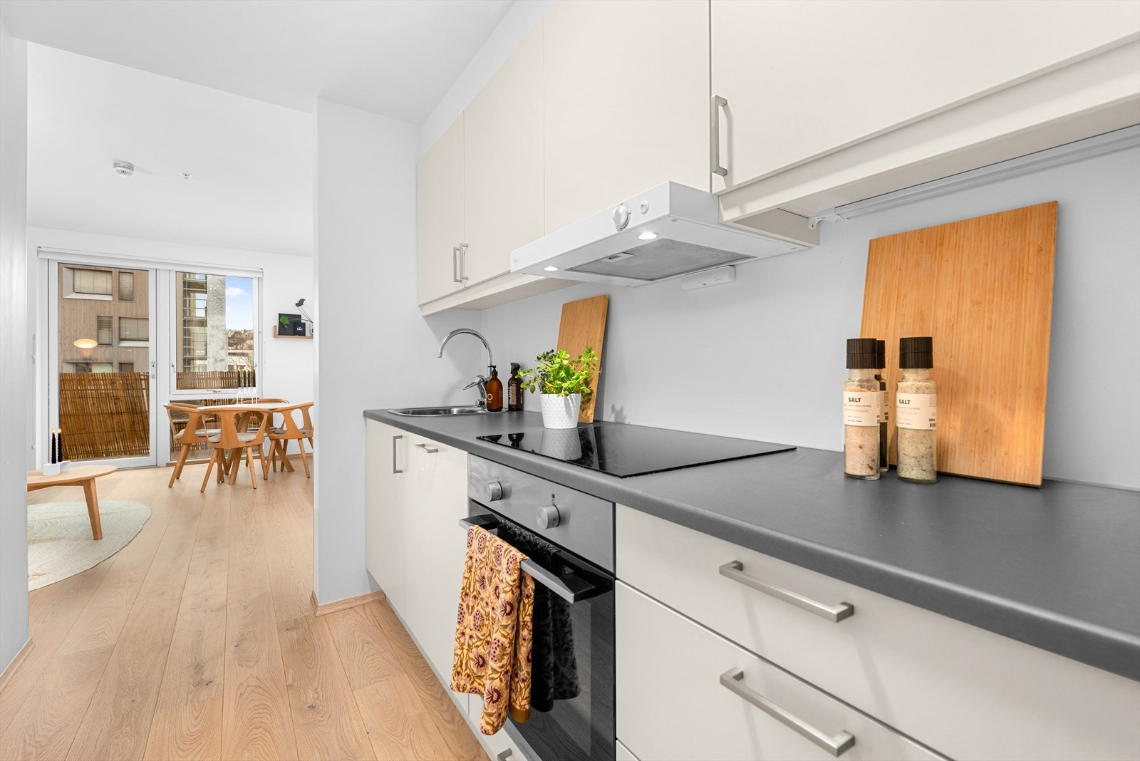 Kjøkkenet har som resten av leiligheten en gjennomgående tidsriktig standard Galleribilde