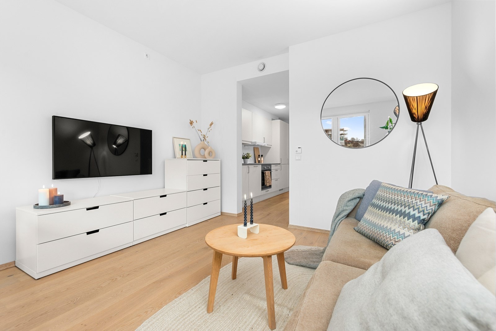 Leiligheten har en gjennomgående bruk av én-stavs eikeparkett med gulvvarme Galleribilde