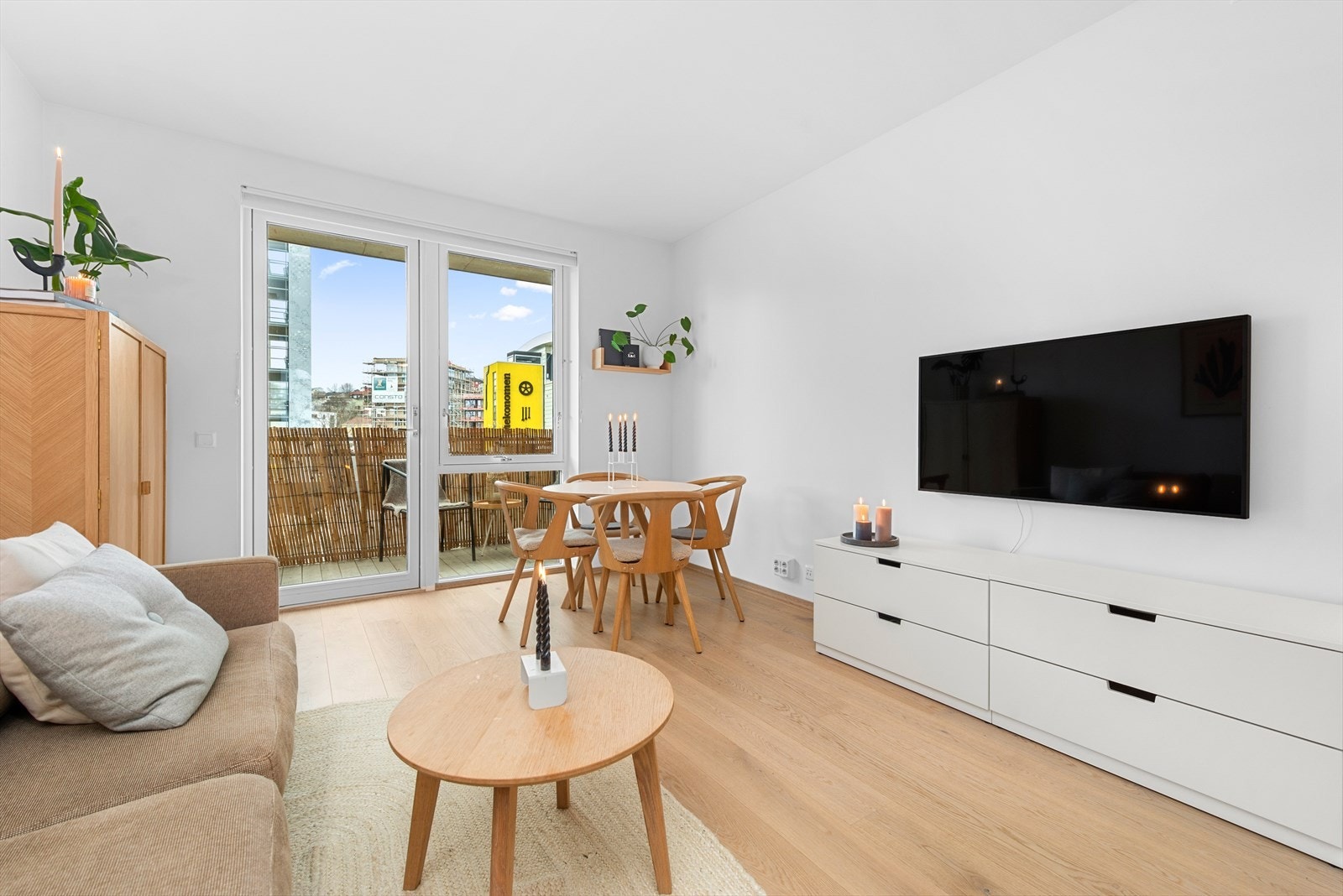 Stuen er på 15m² med god plass til både spise- og sittegruppe Galleribilde