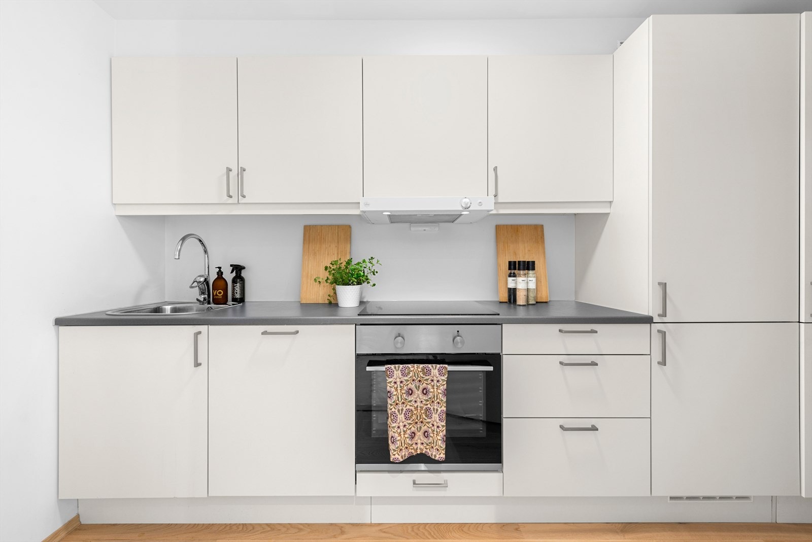 Her får du integrert oppvaskmaskin, platetopp, stekeovn, ventilator samt kjøl- og fryseskap Galleribilde