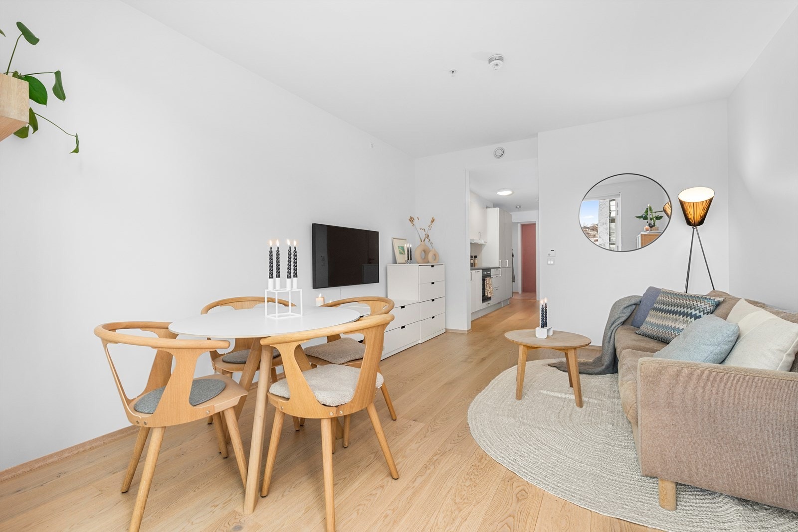 Boligen har store vindusflater som gir mye lysinnslipp og sørger for en lys og romslig romfølelse Galleribilde