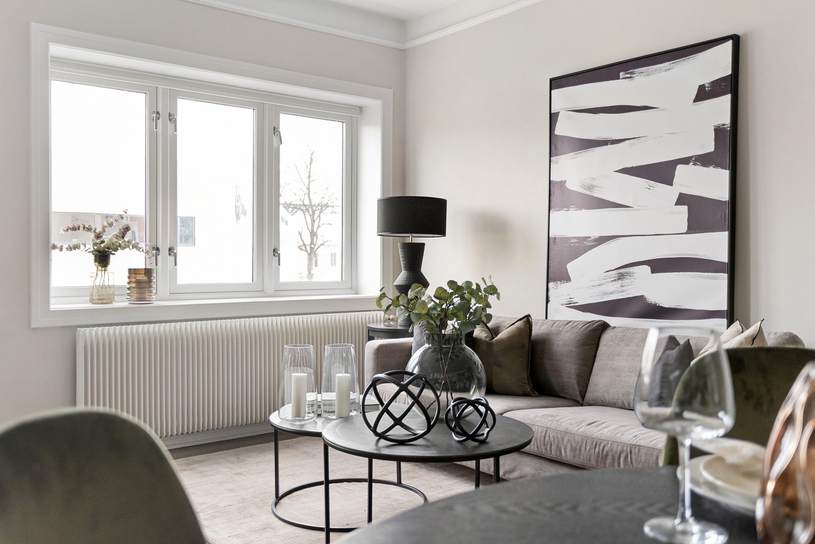 Stuen oppleves svært luftig med store vindusflater som slipper inn rikelig med naturlig lys Galleribilde