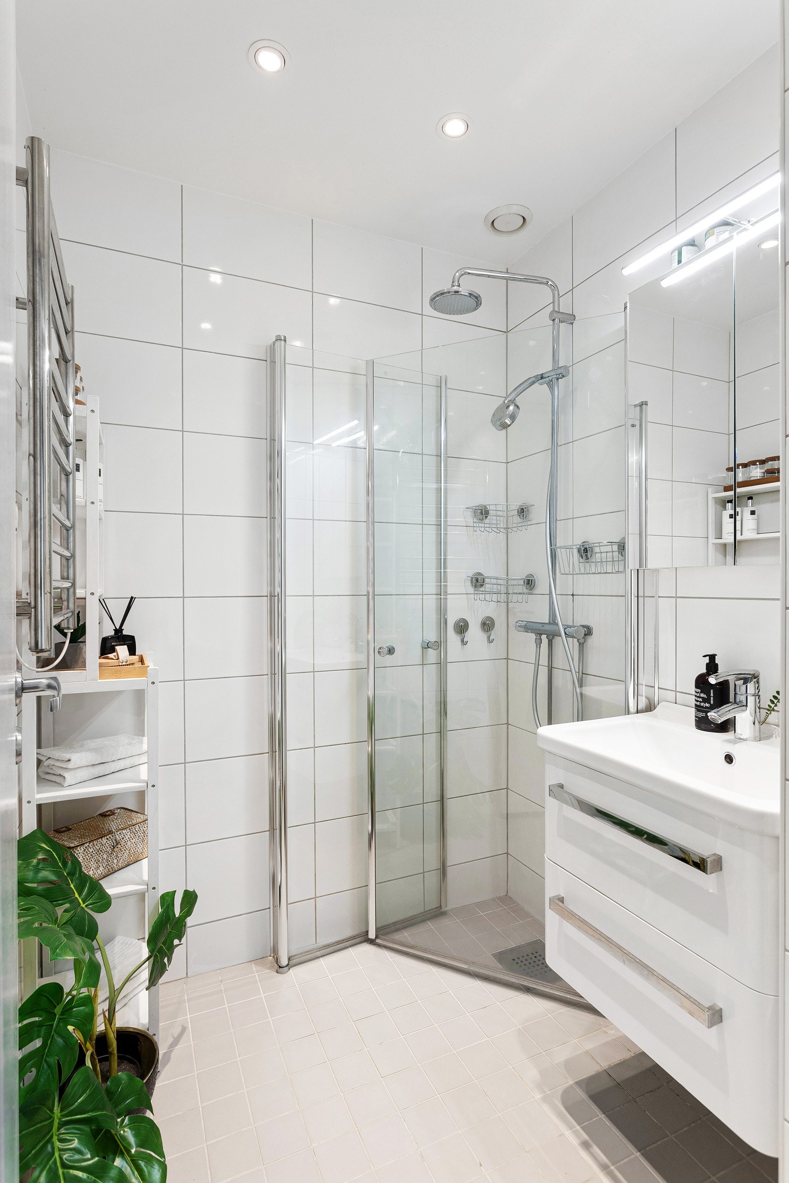 Badet har flislagte overflater, gulvvarme og downlights i himling Galleribilde